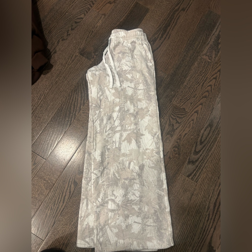 Hollister Cream and Tan Jogger Pants